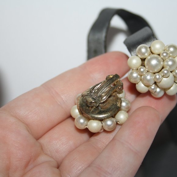 Vintage pearl clip on earrings - Picture 4 of 4